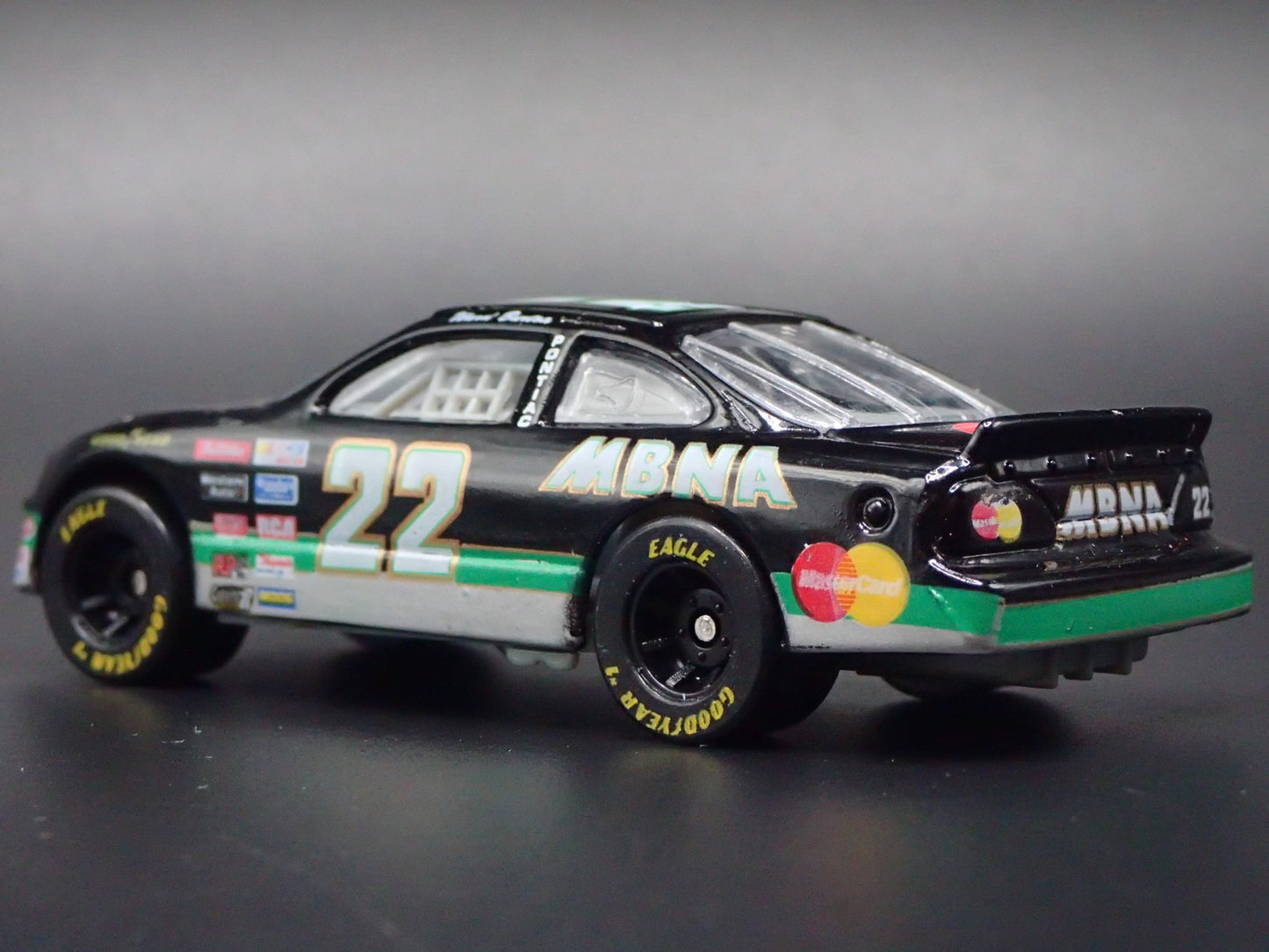 1996 96 PONTIAC GRAND PRIX 22 WARD BURTON MBNA NASCAR 1:64 DIECAST MODEL CAR