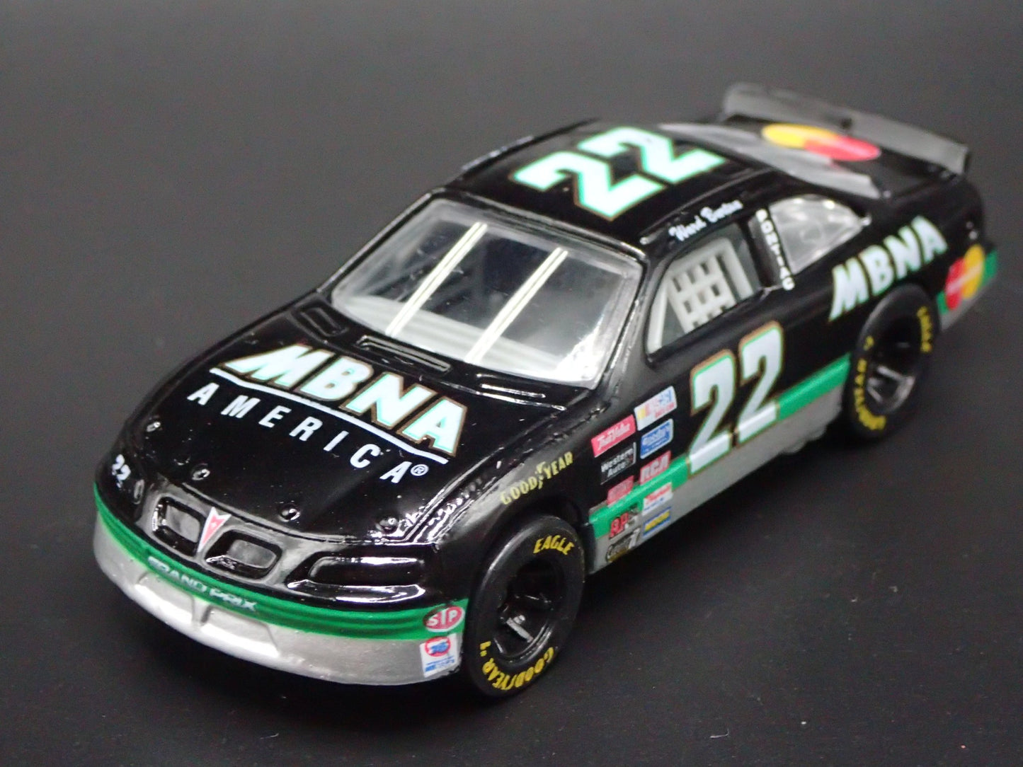1996 96 PONTIAC GRAND PRIX 22 WARD BURTON MBNA NASCAR 1:64 DIECAST MODEL CAR