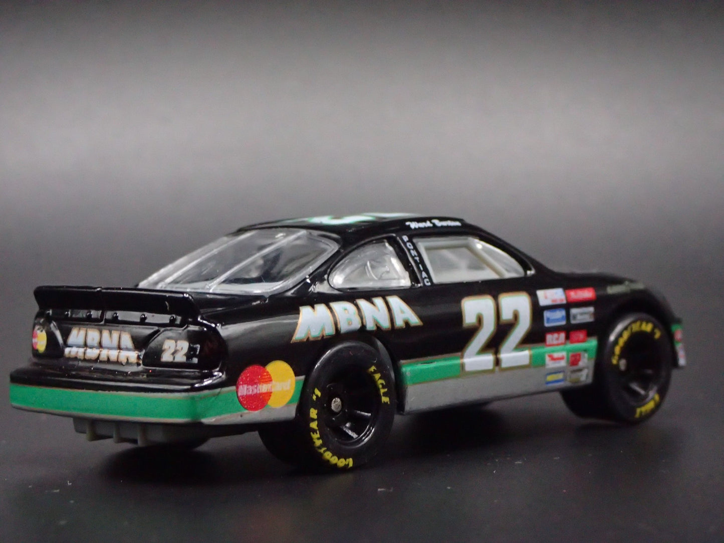1996 96 PONTIAC GRAND PRIX 22 WARD BURTON MBNA NASCAR 1:64 DIECAST MODEL CAR