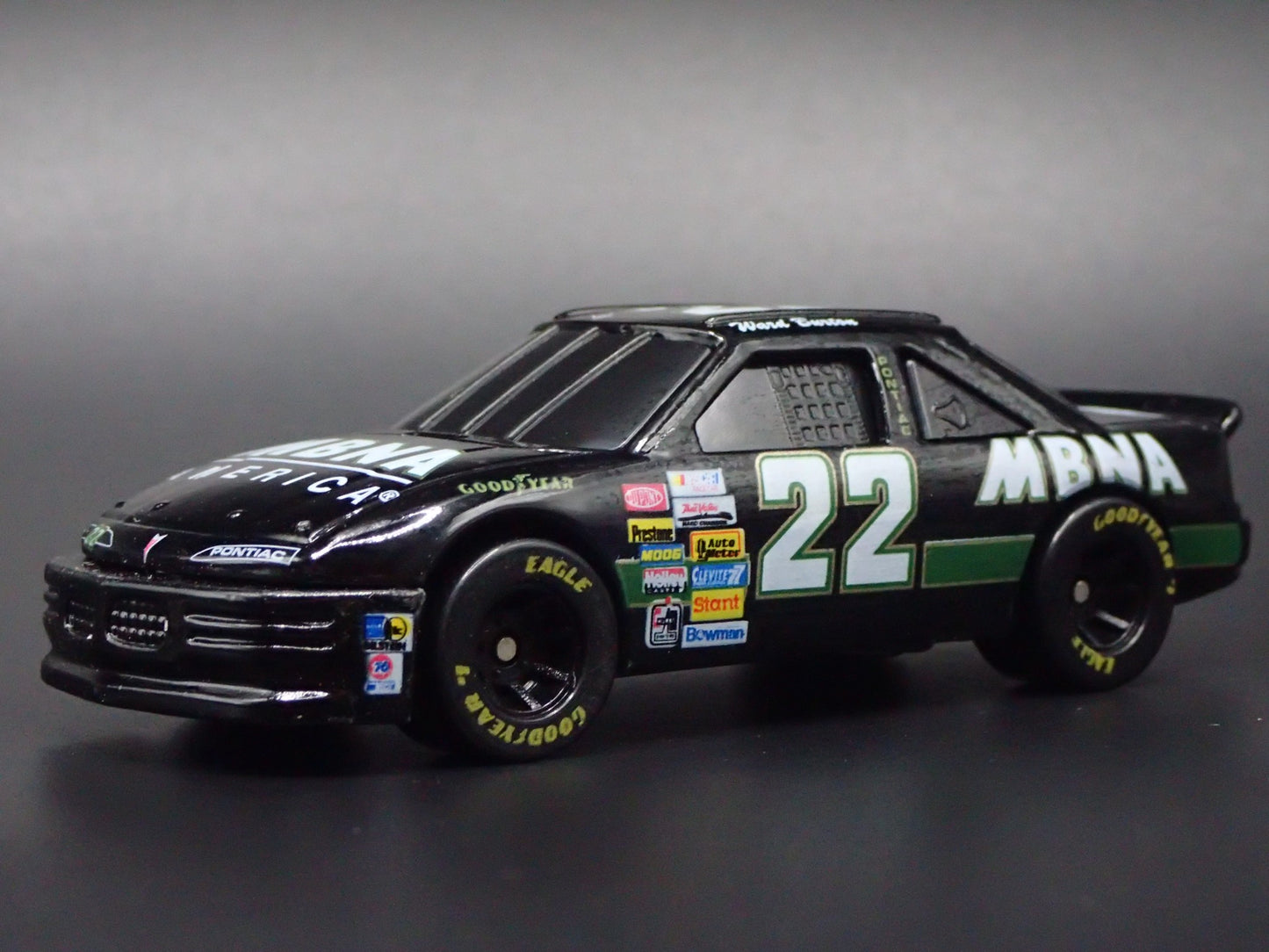 1996 96 PONTIAC GRAND PRIX 22 WARD BURTON MBNA NASCAR 1:64 DIECAST MODEL CAR