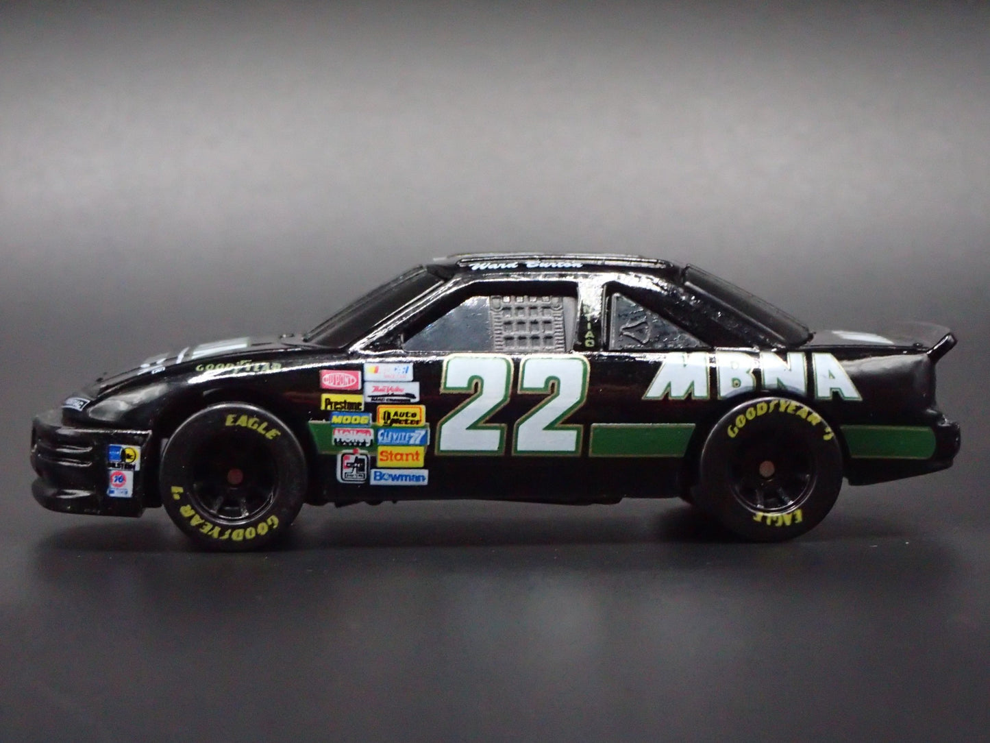 1996 96 PONTIAC GRAND PRIX 22 WARD BURTON MBNA NASCAR 1:64 DIECAST MODEL CAR
