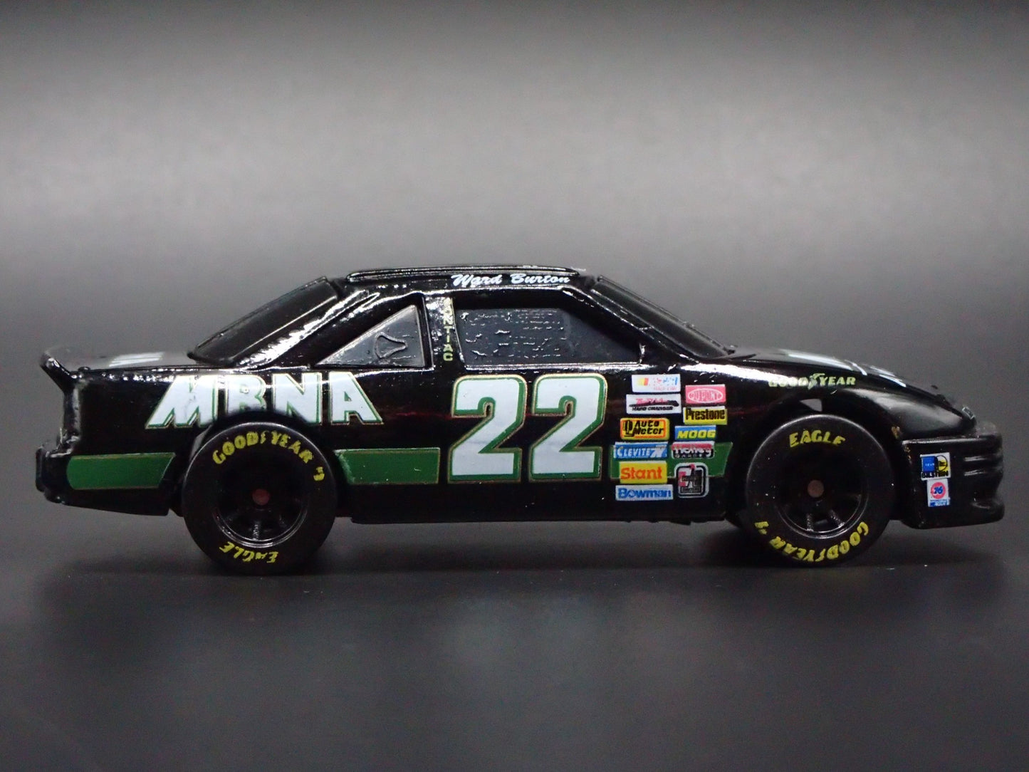 1996 96 PONTIAC GRAND PRIX 22 WARD BURTON MBNA NASCAR 1:64 DIECAST MODEL CAR