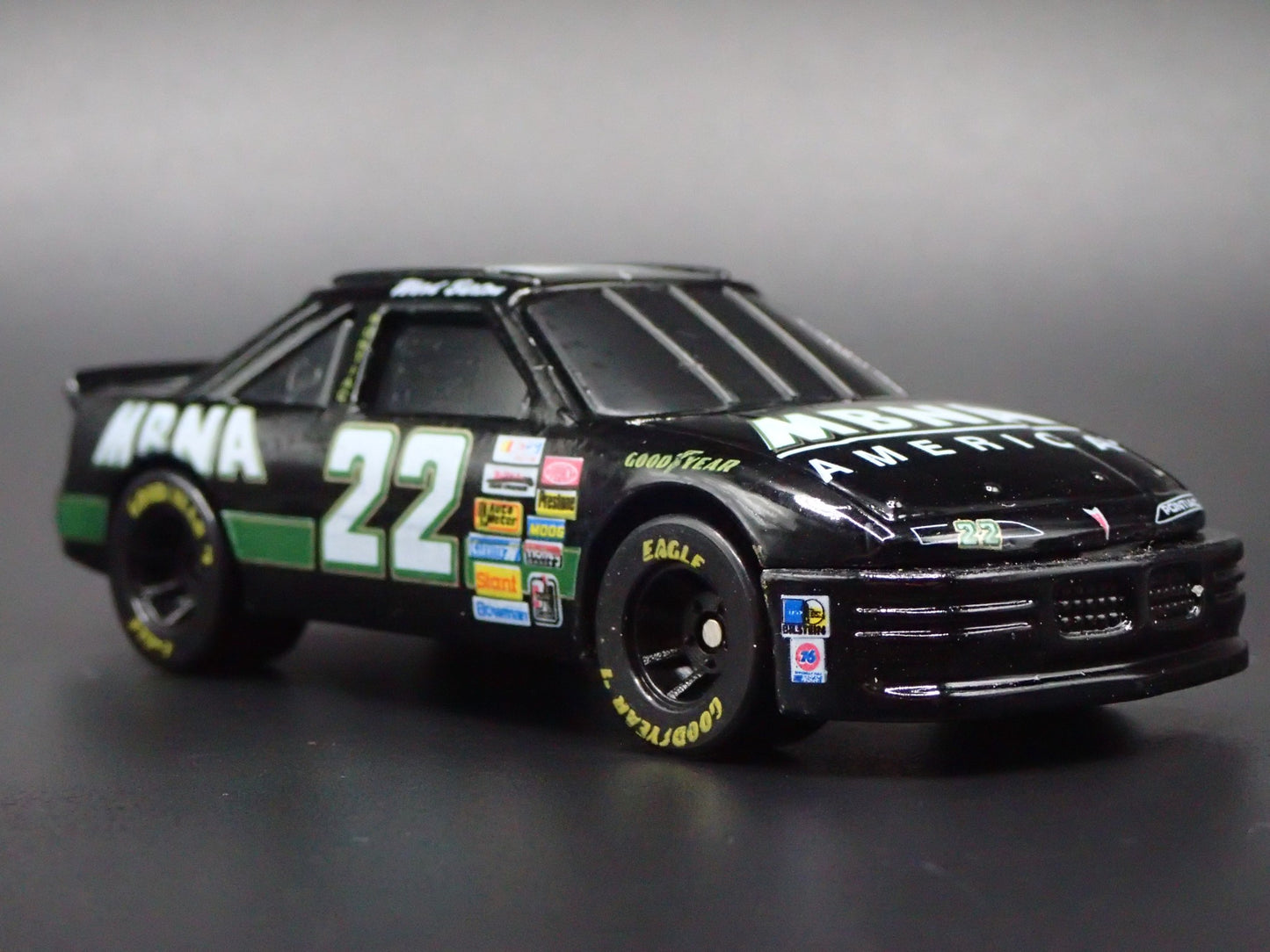 1996 96 PONTIAC GRAND PRIX 22 WARD BURTON MBNA NASCAR 1:64 DIECAST MODEL CAR