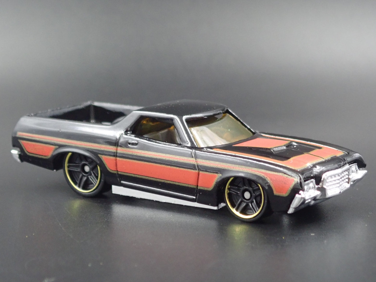 1972 72 FORD RANCHERO PICKUP TRUCK BLACK 1:64 SCALE DIORAMA DIECAST MODEL CAR