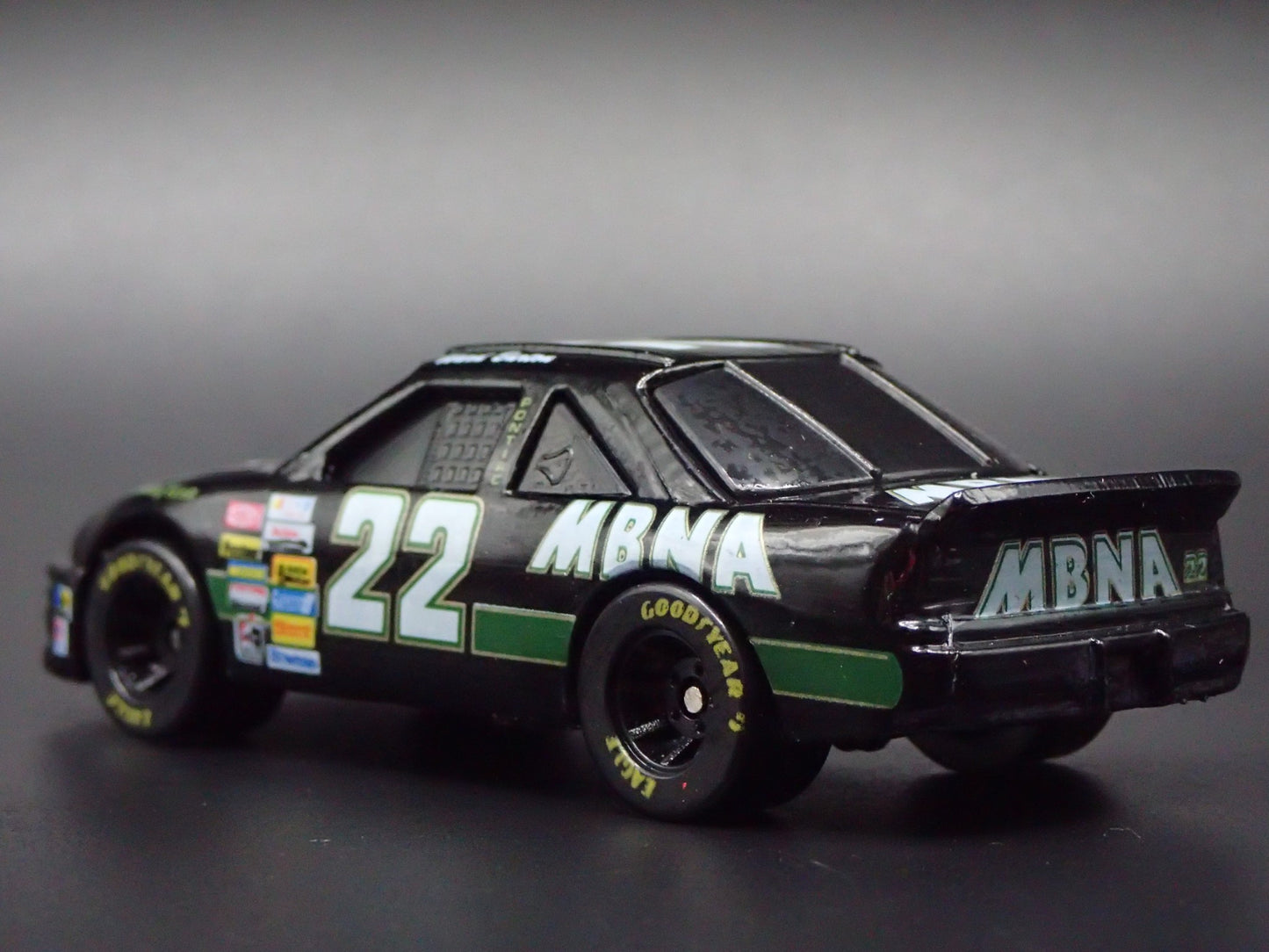 1996 96 PONTIAC GRAND PRIX 22 WARD BURTON MBNA NASCAR 1:64 DIECAST MODEL CAR