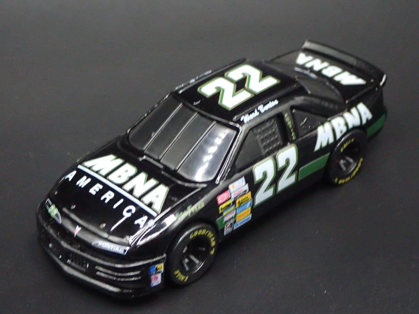 1996 96 PONTIAC GRAND PRIX 22 WARD BURTON MBNA NASCAR 1:64 DIECAST MODEL CAR