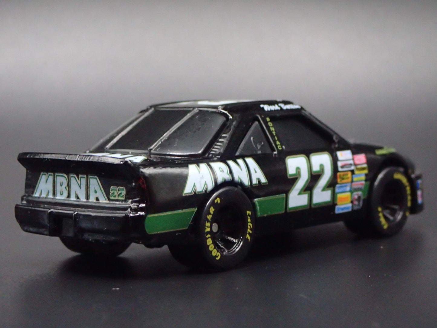 1996 96 PONTIAC GRAND PRIX 22 WARD BURTON MBNA NASCAR 1:64 DIECAST MODEL CAR