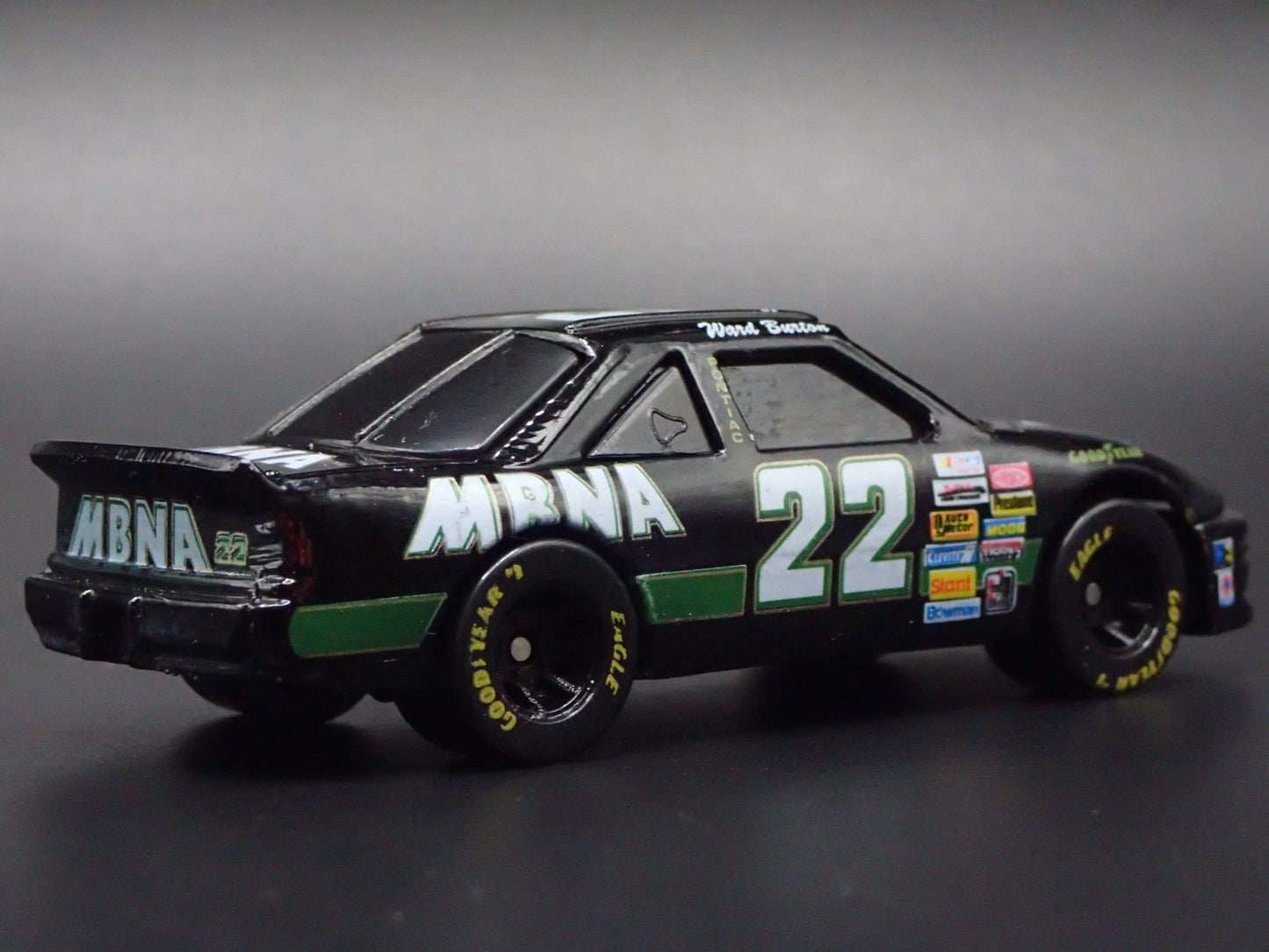 1996 96 PONTIAC GRAND PRIX 22 WARD BURTON MBNA NASCAR 1:64 DIECAST MODEL CAR