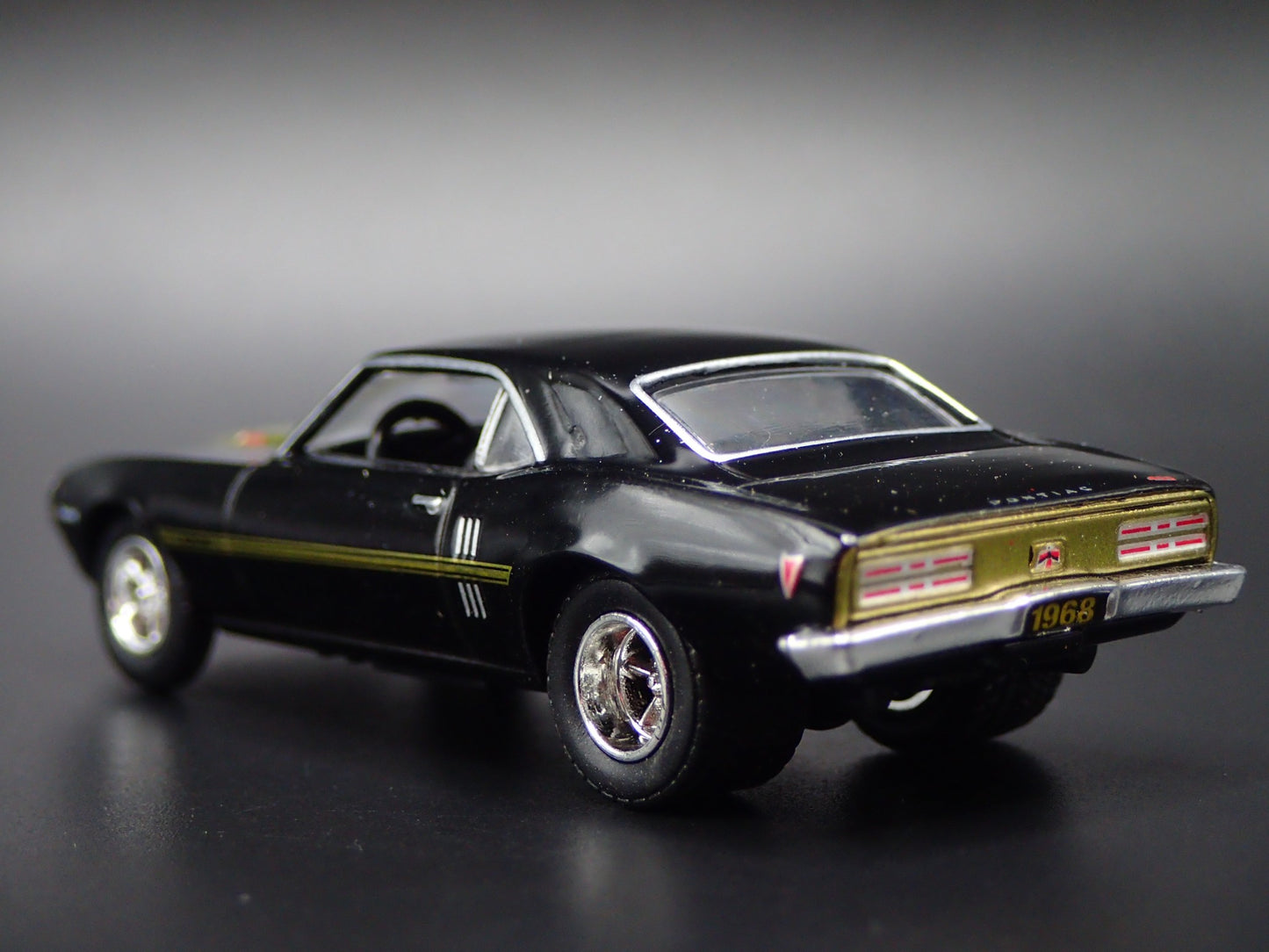 1968 68 PONTIAC FIREBIRD 400 HO 1/64 SCALE COLLECTIBLE DIORAMA DIECAST MODEL CAR