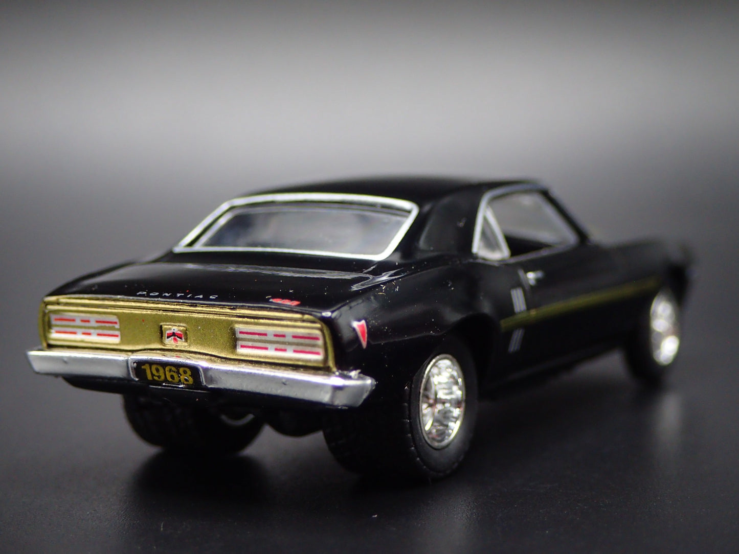 1968 68 PONTIAC FIREBIRD 400 HO 1/64 SCALE COLLECTIBLE DIORAMA DIECAST MODEL CAR