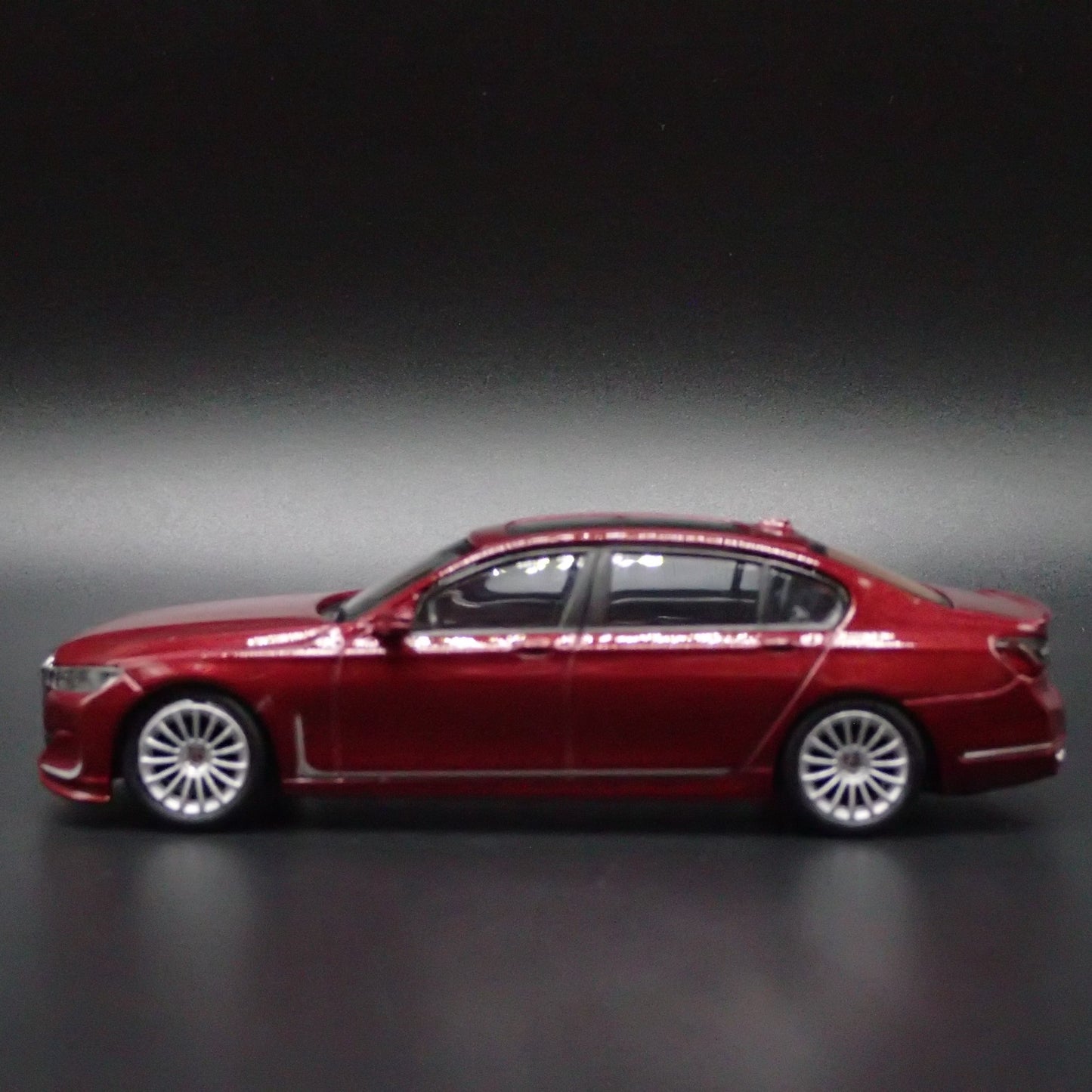 2019-2022 BMW ALPINA B7 xDRIVE 1:64 SCALE COLLECTIBLE DIORAMA DIECAST MODEL CAR