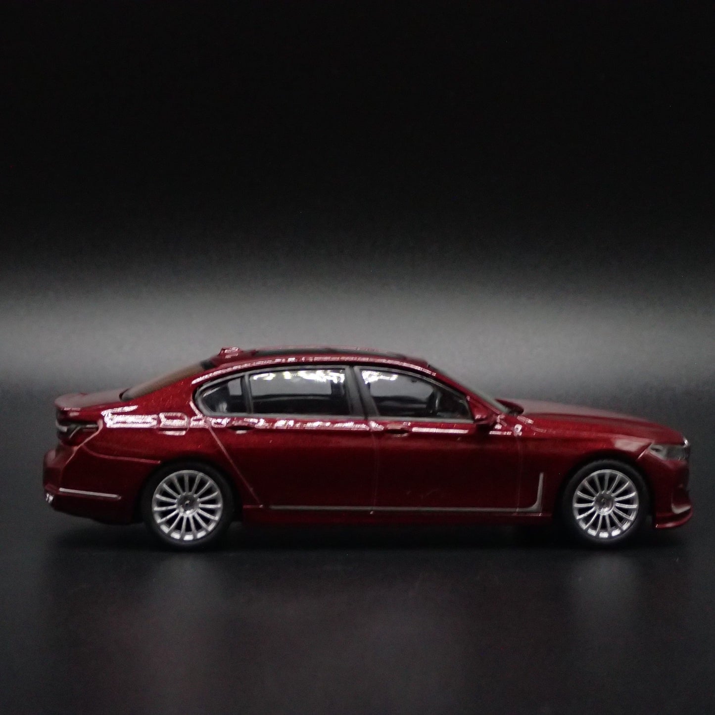 2019-2022 BMW ALPINA B7 xDRIVE 1:64 SCALE COLLECTIBLE DIORAMA DIECAST MODEL CAR