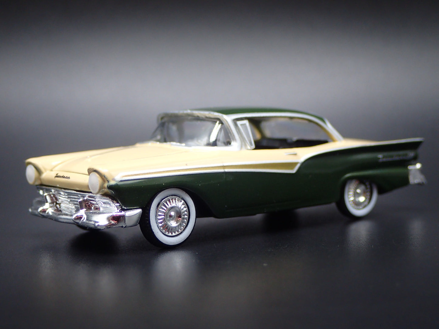 1957 57 FORD FAIRLANE 500 CREAM 1:64 SCALE COLLECTIBLE DIORAMA DIECAST MODEL CAR