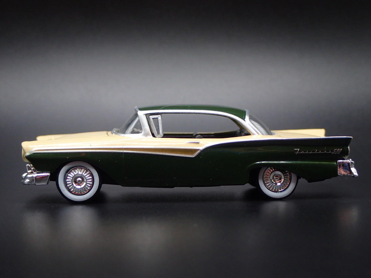 1957 57 FORD FAIRLANE 500 CREAM 1:64 SCALE COLLECTIBLE DIORAMA DIECAST MODEL CAR