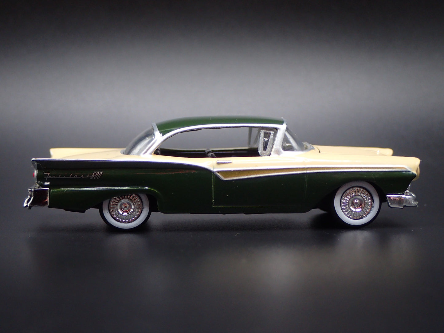1957 57 FORD FAIRLANE 500 CREAM 1:64 SCALE COLLECTIBLE DIORAMA DIECAST MODEL CAR