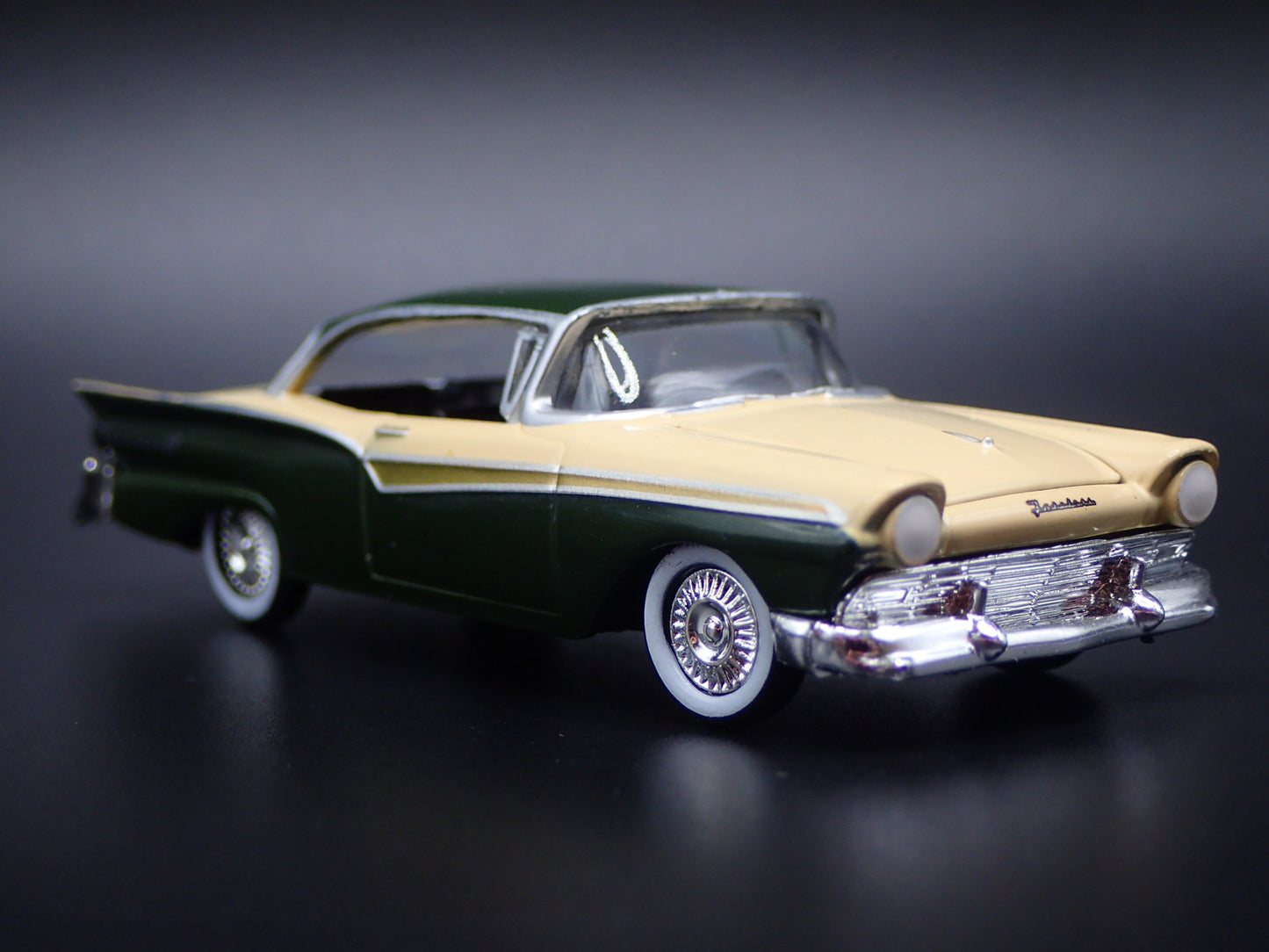 1957 57 FORD FAIRLANE 500 CREAM 1:64 SCALE COLLECTIBLE DIORAMA DIECAST MODEL CAR