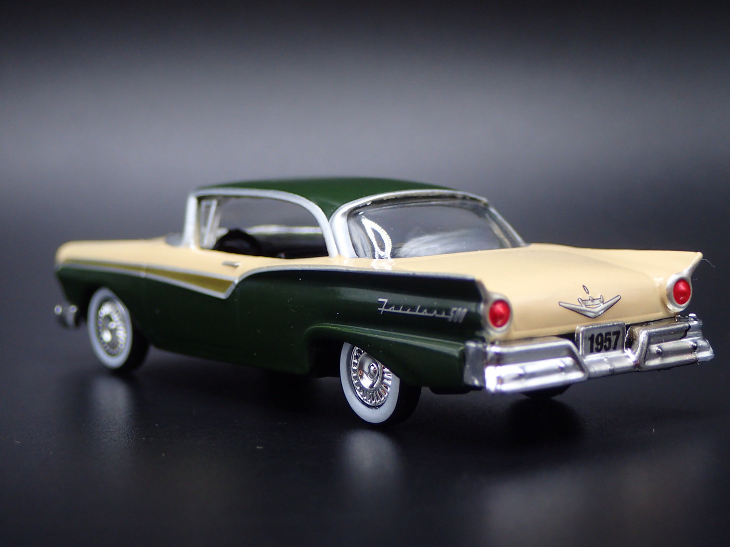 1957 57 FORD FAIRLANE 500 CREAM 1:64 SCALE COLLECTIBLE DIORAMA DIECAST MODEL CAR