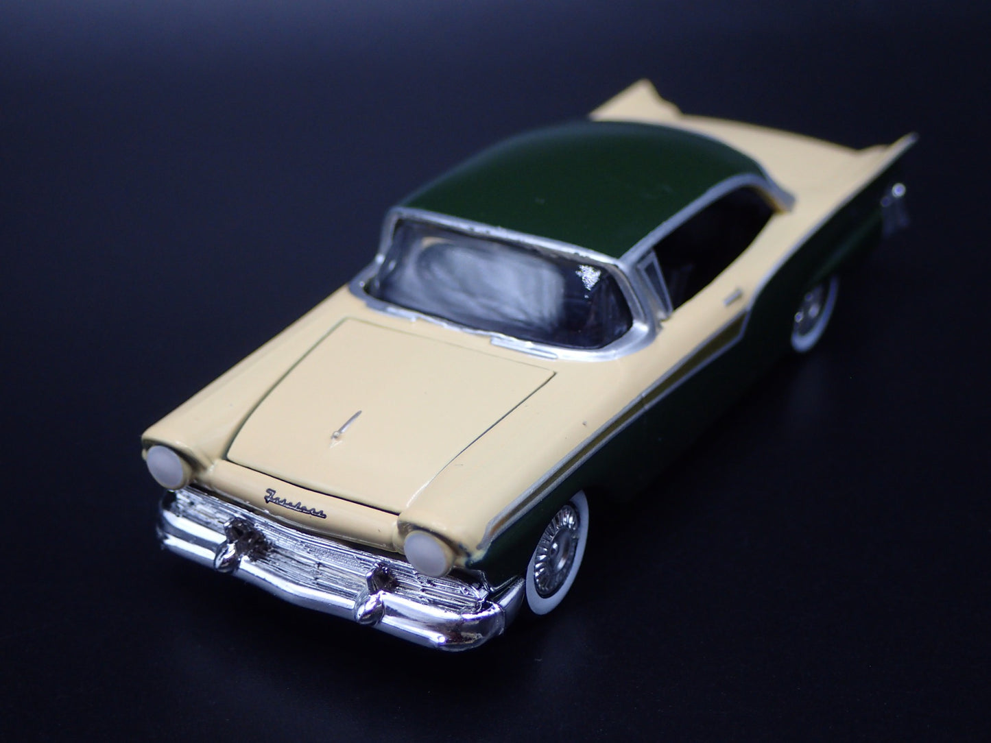 1957 57 FORD FAIRLANE 500 CREAM 1:64 SCALE COLLECTIBLE DIORAMA DIECAST MODEL CAR