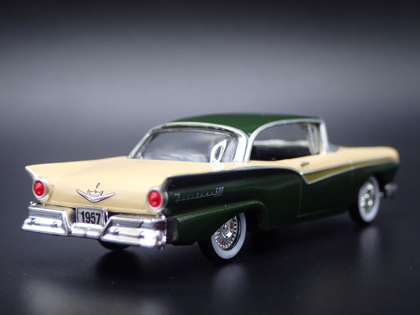 1957 57 FORD FAIRLANE 500 CREAM 1:64 SCALE COLLECTIBLE DIORAMA DIECAST MODEL CAR