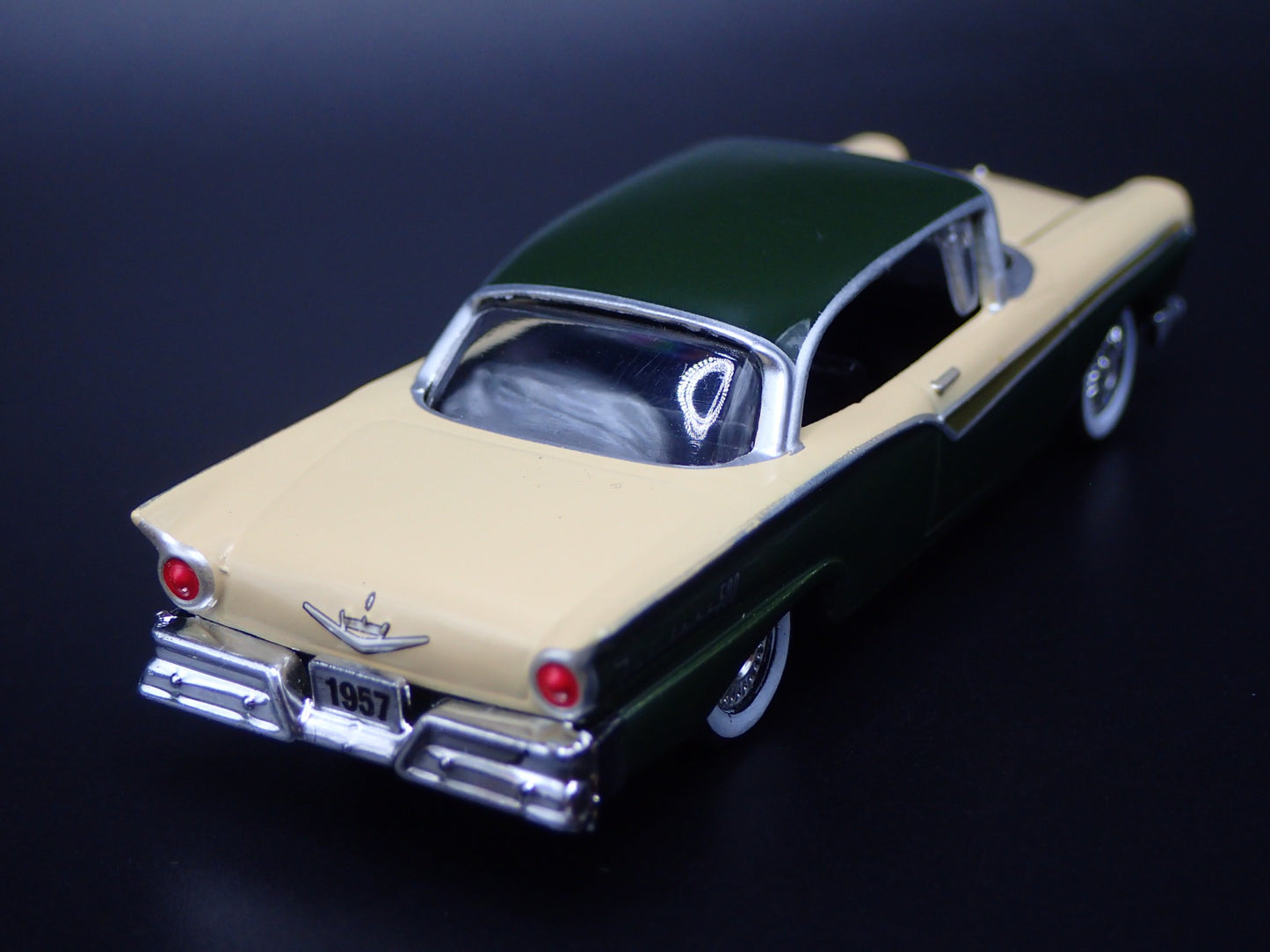 1957 57 FORD FAIRLANE 500 CREAM 1:64 SCALE COLLECTIBLE DIORAMA DIECAST MODEL CAR