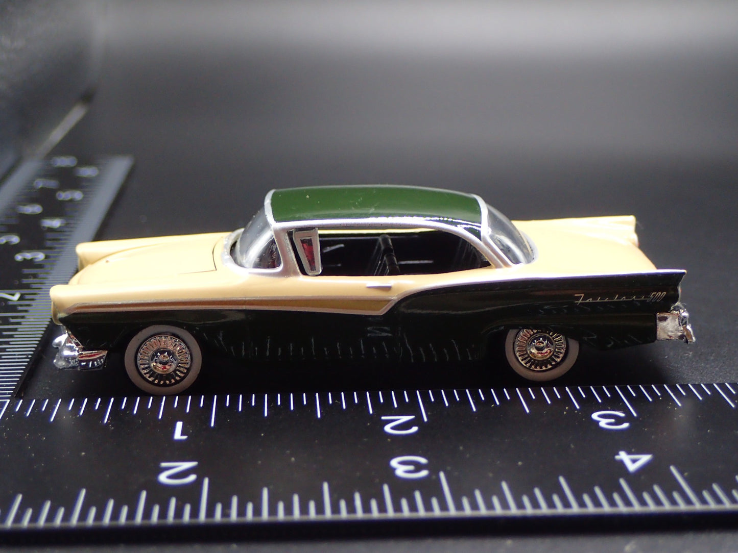 1957 57 FORD FAIRLANE 500 CREAM 1:64 SCALE COLLECTIBLE DIORAMA DIECAST MODEL CAR