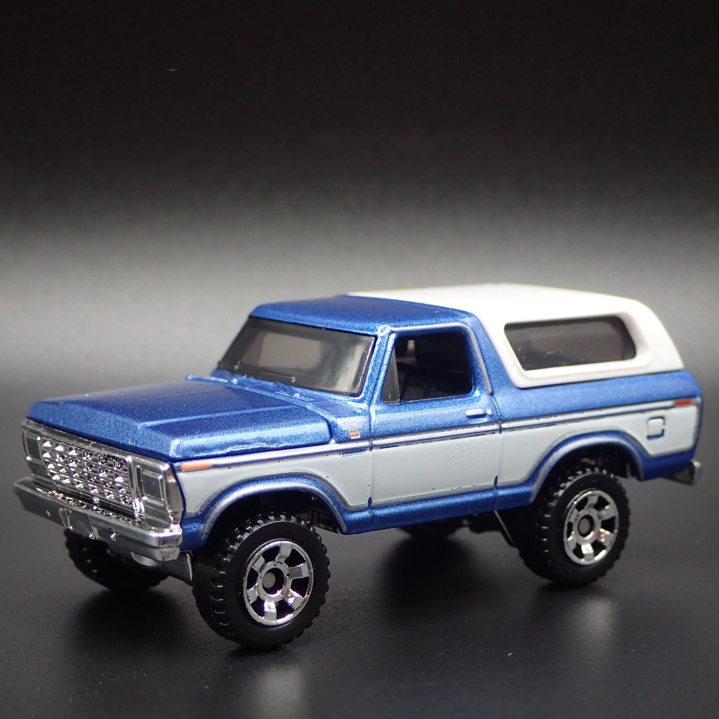 1977-1979 FORD BRONCO BLUE  1:64 SCALE COLLECTIBLE DIORAMA DIECAST MODEL CAR