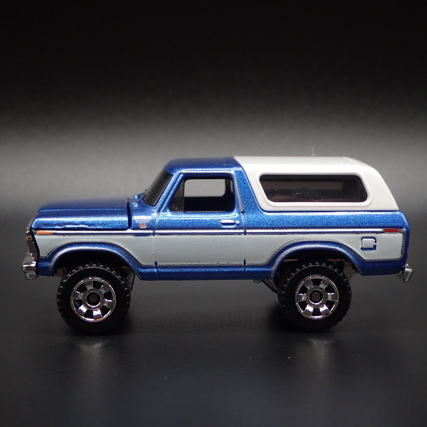 1977-1979 FORD BRONCO BLUE  1:64 SCALE COLLECTIBLE DIORAMA DIECAST MODEL CAR