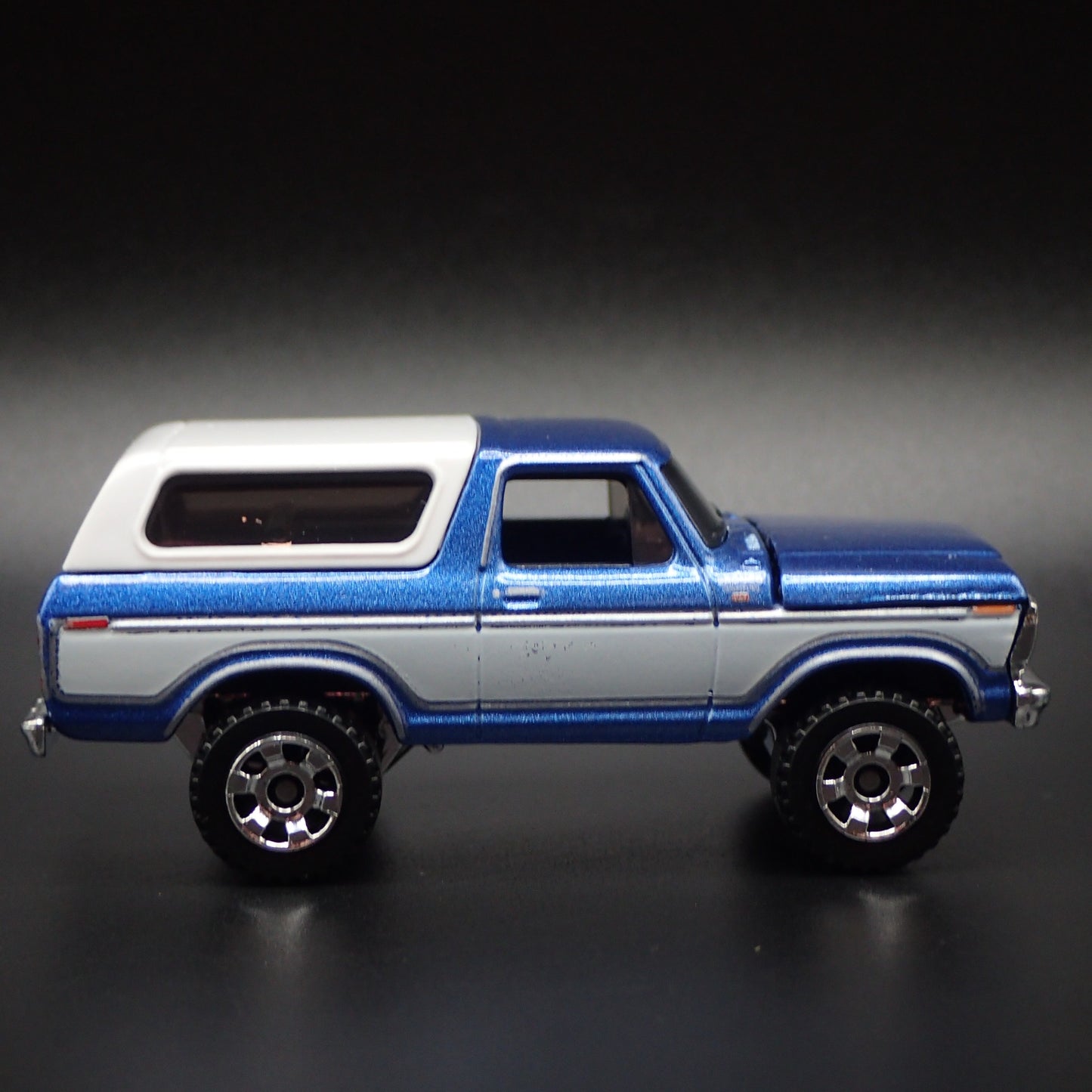 1977-1979 FORD BRONCO BLUE  1:64 SCALE COLLECTIBLE DIORAMA DIECAST MODEL CAR