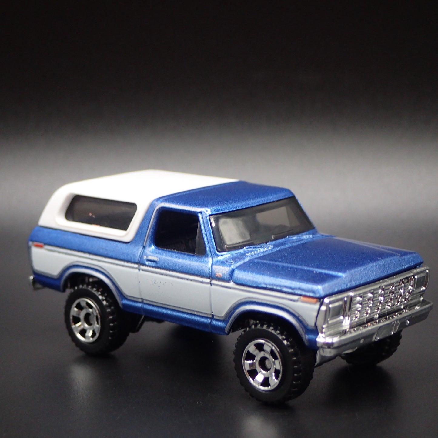 1977-1979 FORD BRONCO BLUE  1:64 SCALE COLLECTIBLE DIORAMA DIECAST MODEL CAR