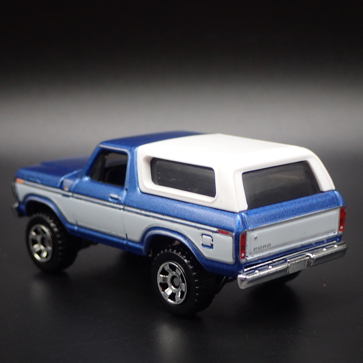 1977-1979 FORD BRONCO BLUE  1:64 SCALE COLLECTIBLE DIORAMA DIECAST MODEL CAR