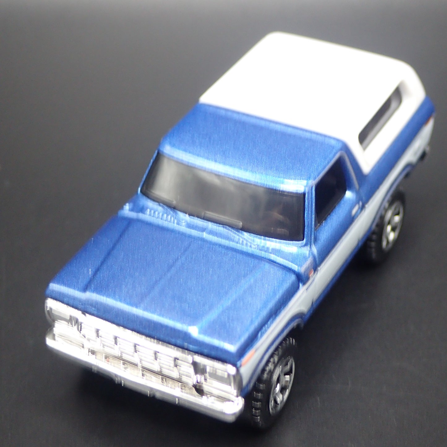 1977-1979 FORD BRONCO BLUE  1:64 SCALE COLLECTIBLE DIORAMA DIECAST MODEL CAR