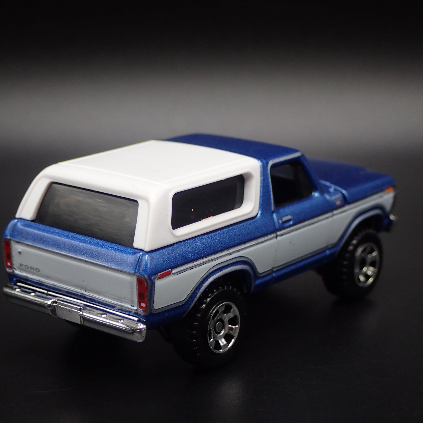 1977-1979 FORD BRONCO BLUE  1:64 SCALE COLLECTIBLE DIORAMA DIECAST MODEL CAR