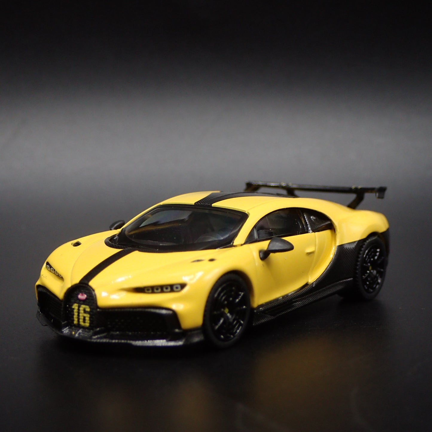 2020 BUGATTI CHIRON PUR SPORT 1:64 SCALE COLLECTIBLE DIORAMA DIECAST MODEL CAR