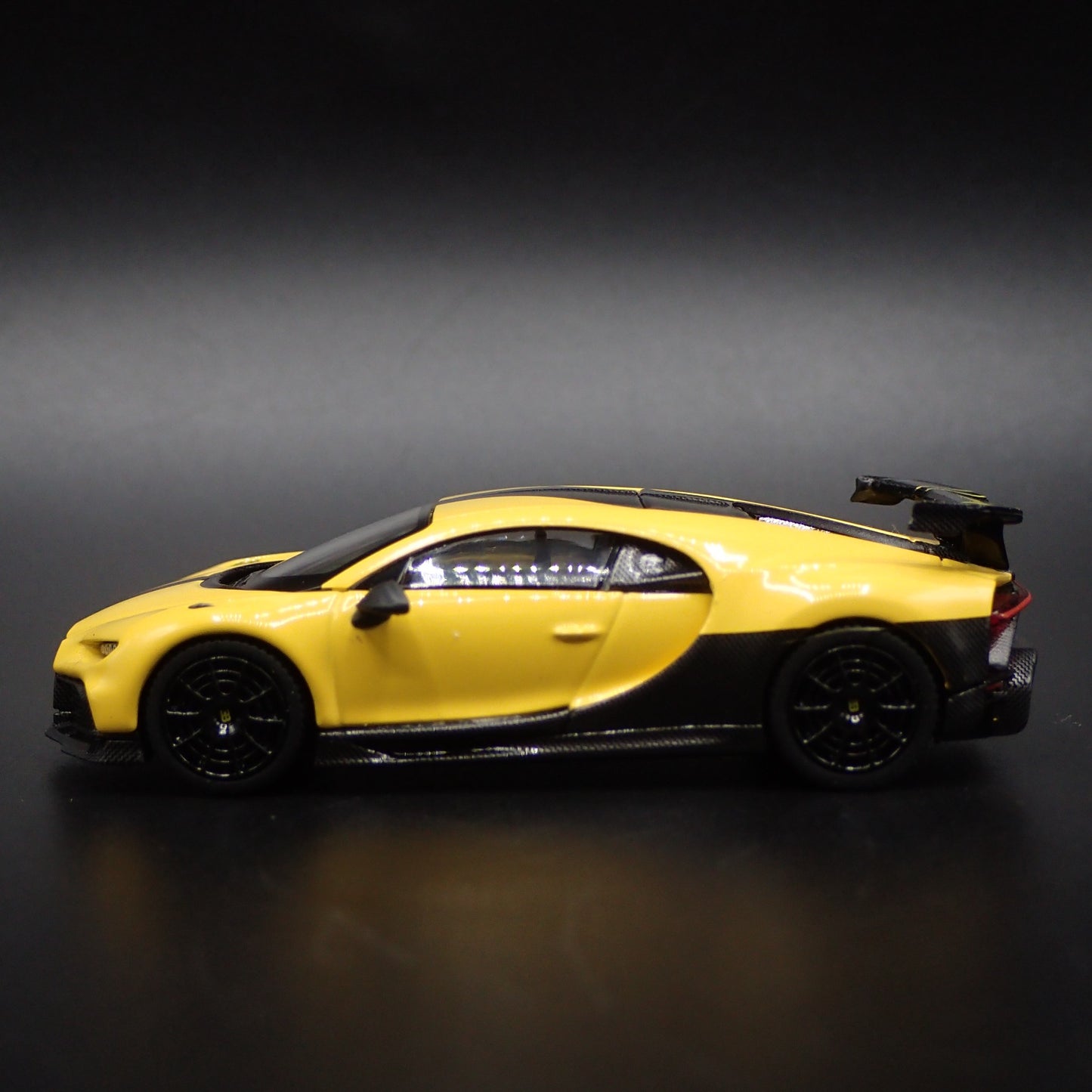 2020 BUGATTI CHIRON PUR SPORT 1:64 SCALE COLLECTIBLE DIORAMA DIECAST MODEL CAR