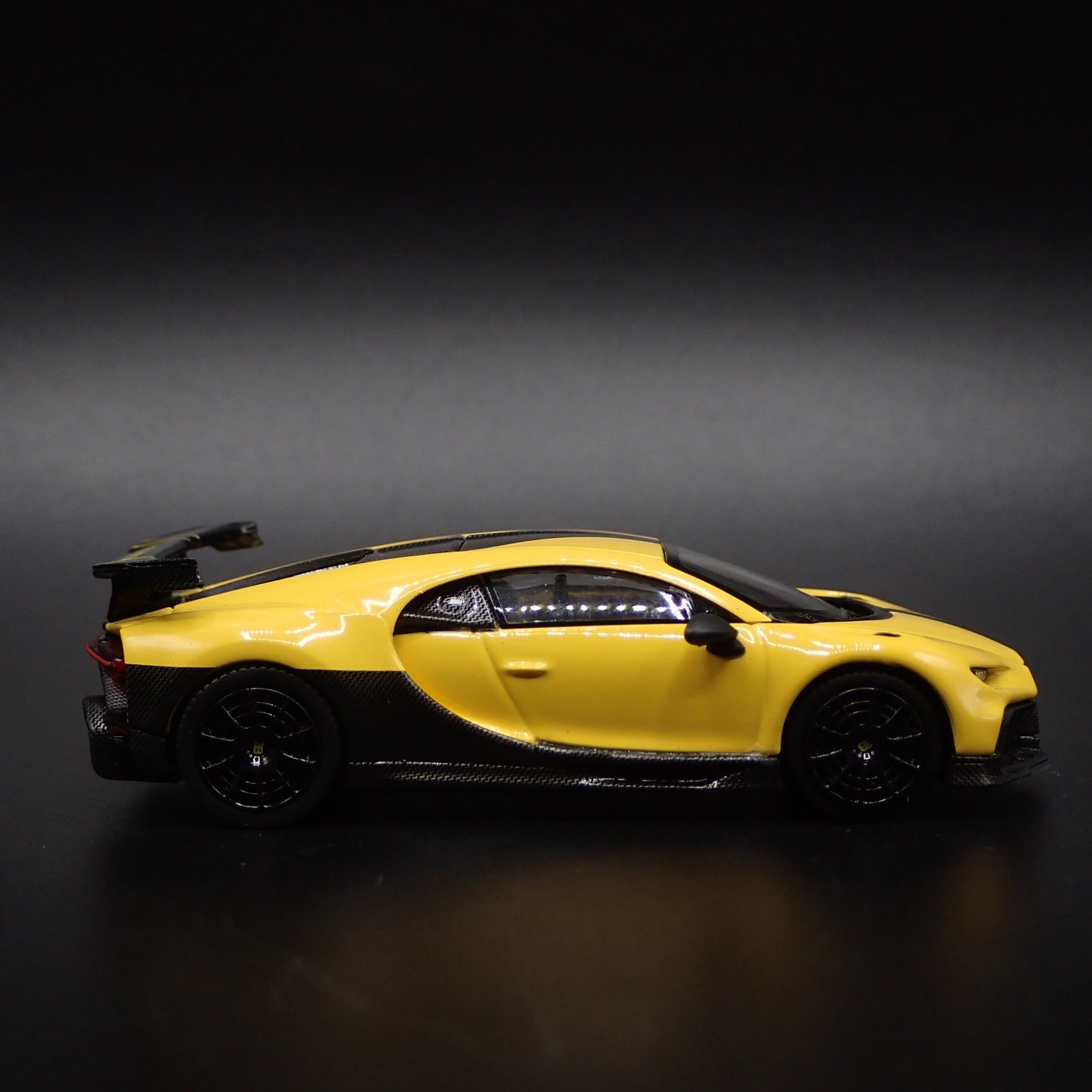 2020 BUGATTI CHIRON PUR SPORT 1:64 SCALE COLLECTIBLE DIORAMA DIECAST MODEL CAR