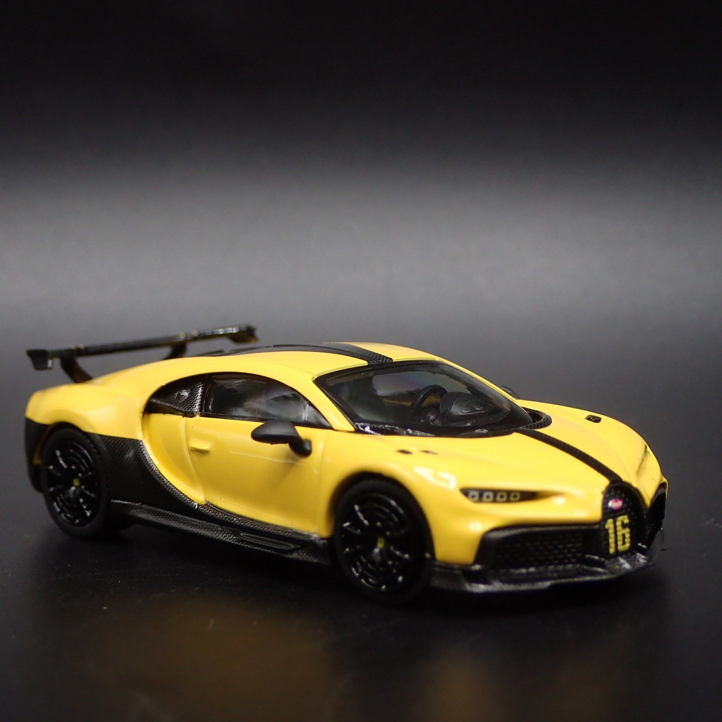2020 BUGATTI CHIRON PUR SPORT 1:64 SCALE COLLECTIBLE DIORAMA DIECAST MODEL CAR