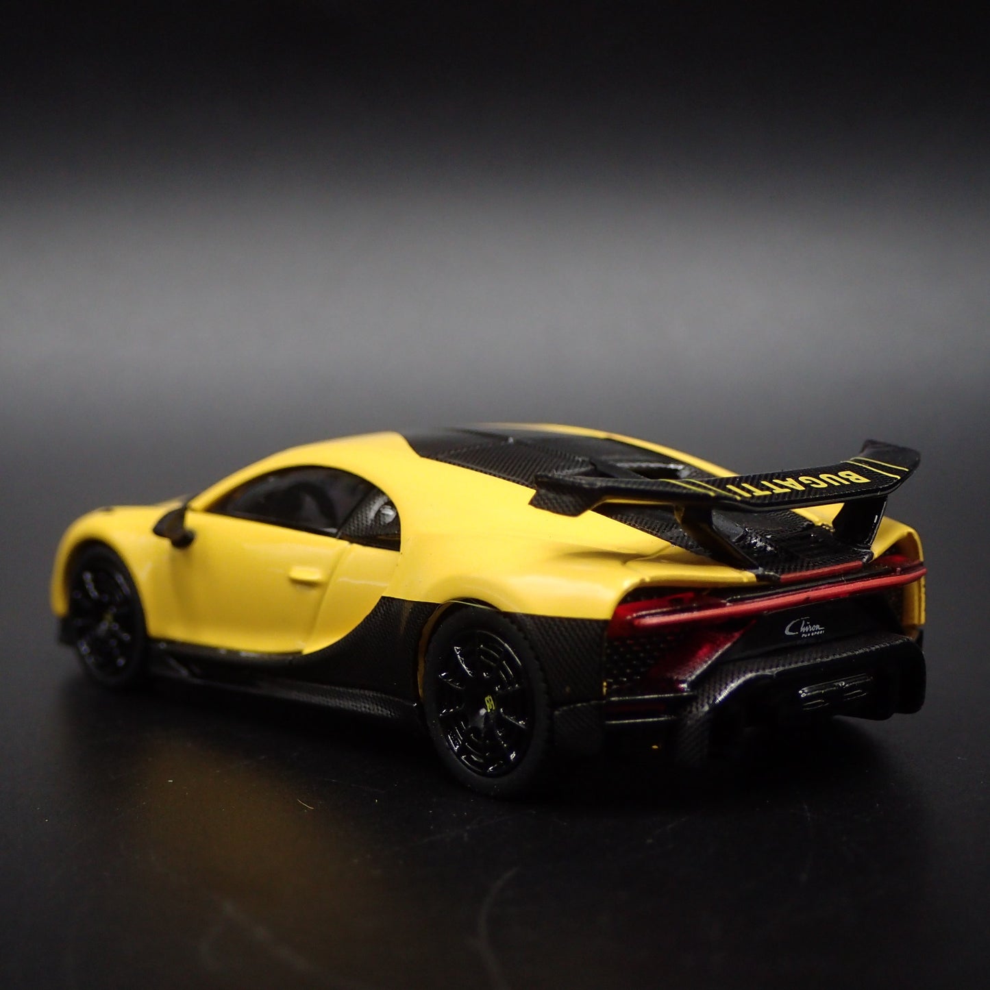 2020 BUGATTI CHIRON PUR SPORT 1:64 SCALE COLLECTIBLE DIORAMA DIECAST MODEL CAR