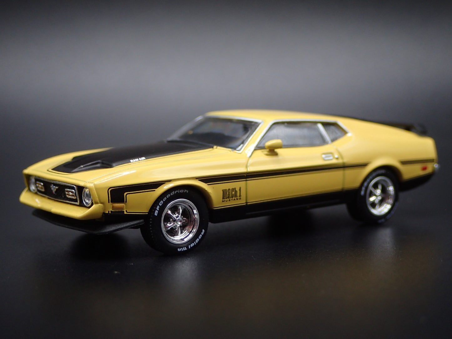 1971 71 FORD MUSTANG MACH 1 FASTBACK YELLOW 1:64 SCALE DIORAMA DIECAST MODEL CAR