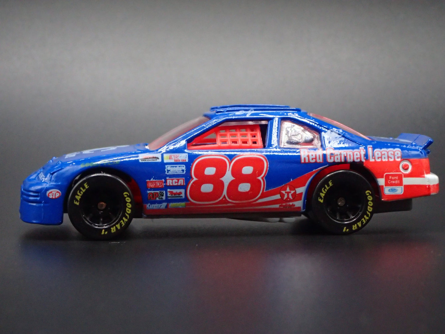 1996 96 FORD THUNDERBIRD 88 DALE JARRETT NASCAR 1:64 SCALE DIECAST MODEL CAR