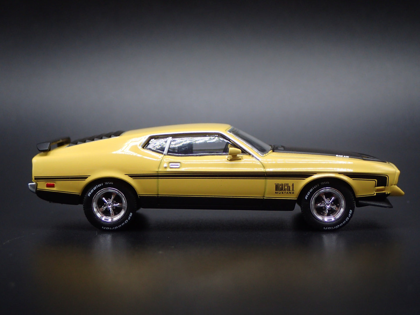 1971 71 FORD MUSTANG MACH 1 FASTBACK YELLOW 1:64 SCALE DIORAMA DIECAST MODEL CAR