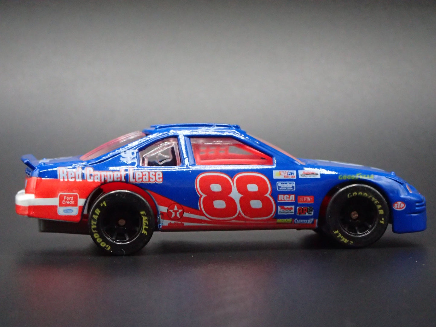 1996 96 FORD THUNDERBIRD 88 DALE JARRETT NASCAR 1:64 SCALE DIECAST MODEL CAR