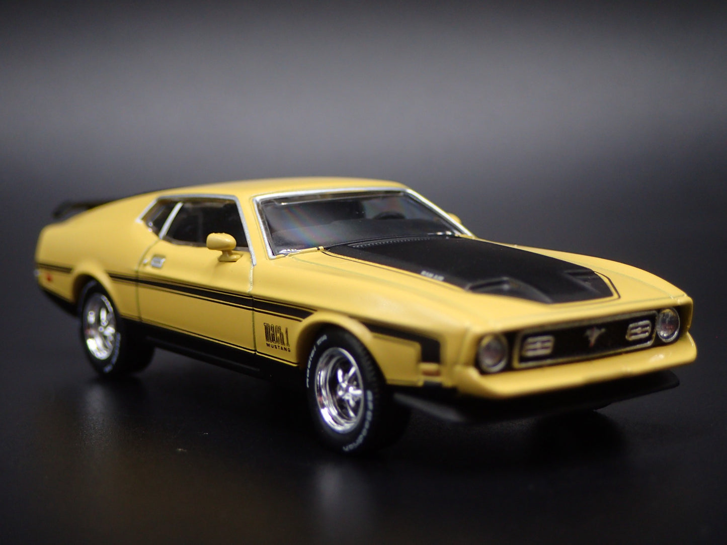 1971 71 FORD MUSTANG MACH 1 FASTBACK YELLOW 1:64 SCALE DIORAMA DIECAST MODEL CAR