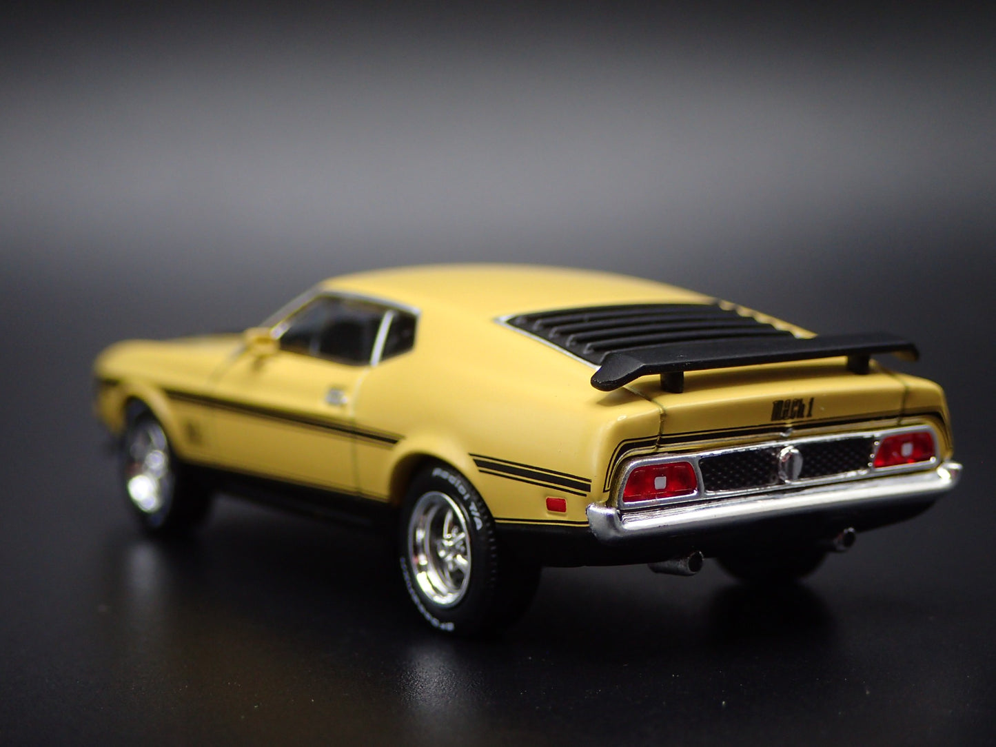 1971 71 FORD MUSTANG MACH 1 FASTBACK YELLOW 1:64 SCALE DIORAMA DIECAST MODEL CAR