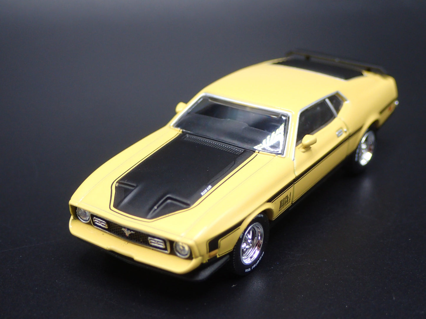 1971 71 FORD MUSTANG MACH 1 FASTBACK YELLOW 1:64 SCALE DIORAMA DIECAST MODEL CAR