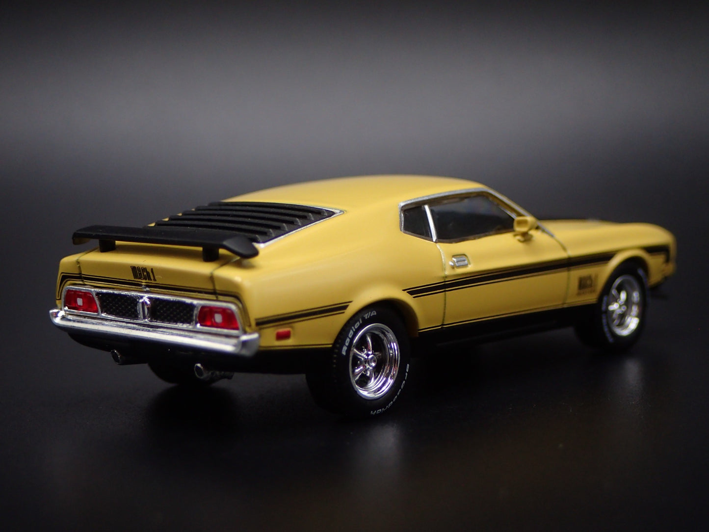 1971 71 FORD MUSTANG MACH 1 FASTBACK YELLOW 1:64 SCALE DIORAMA DIECAST MODEL CAR