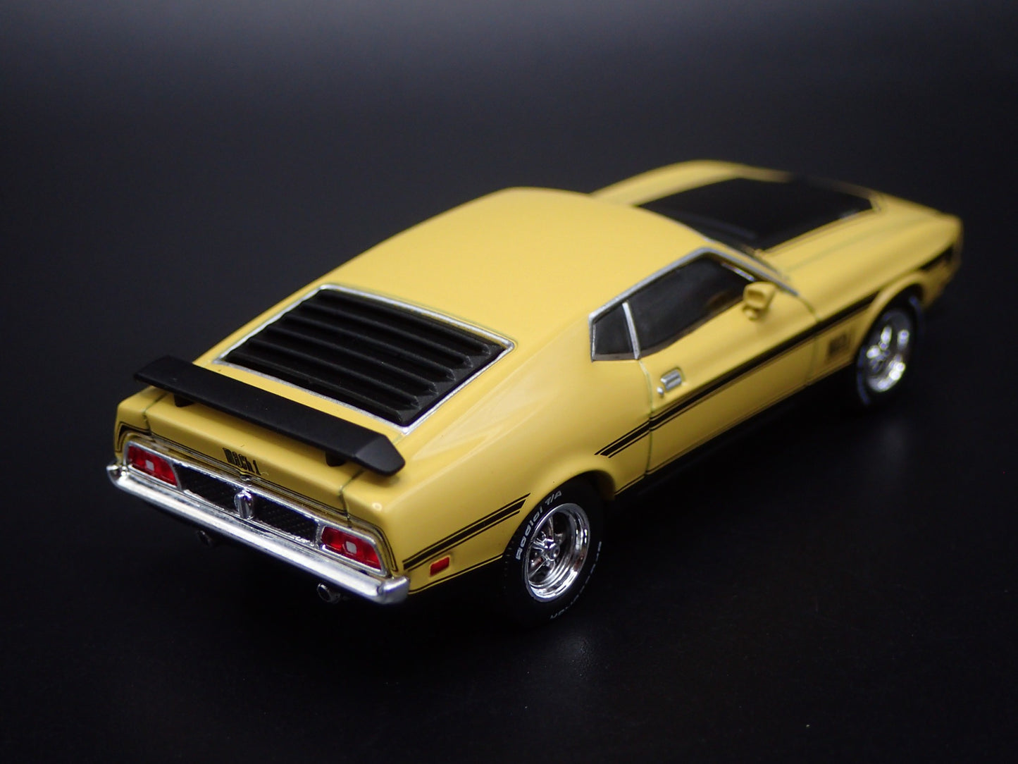 1971 71 FORD MUSTANG MACH 1 FASTBACK YELLOW 1:64 SCALE DIORAMA DIECAST MODEL CAR