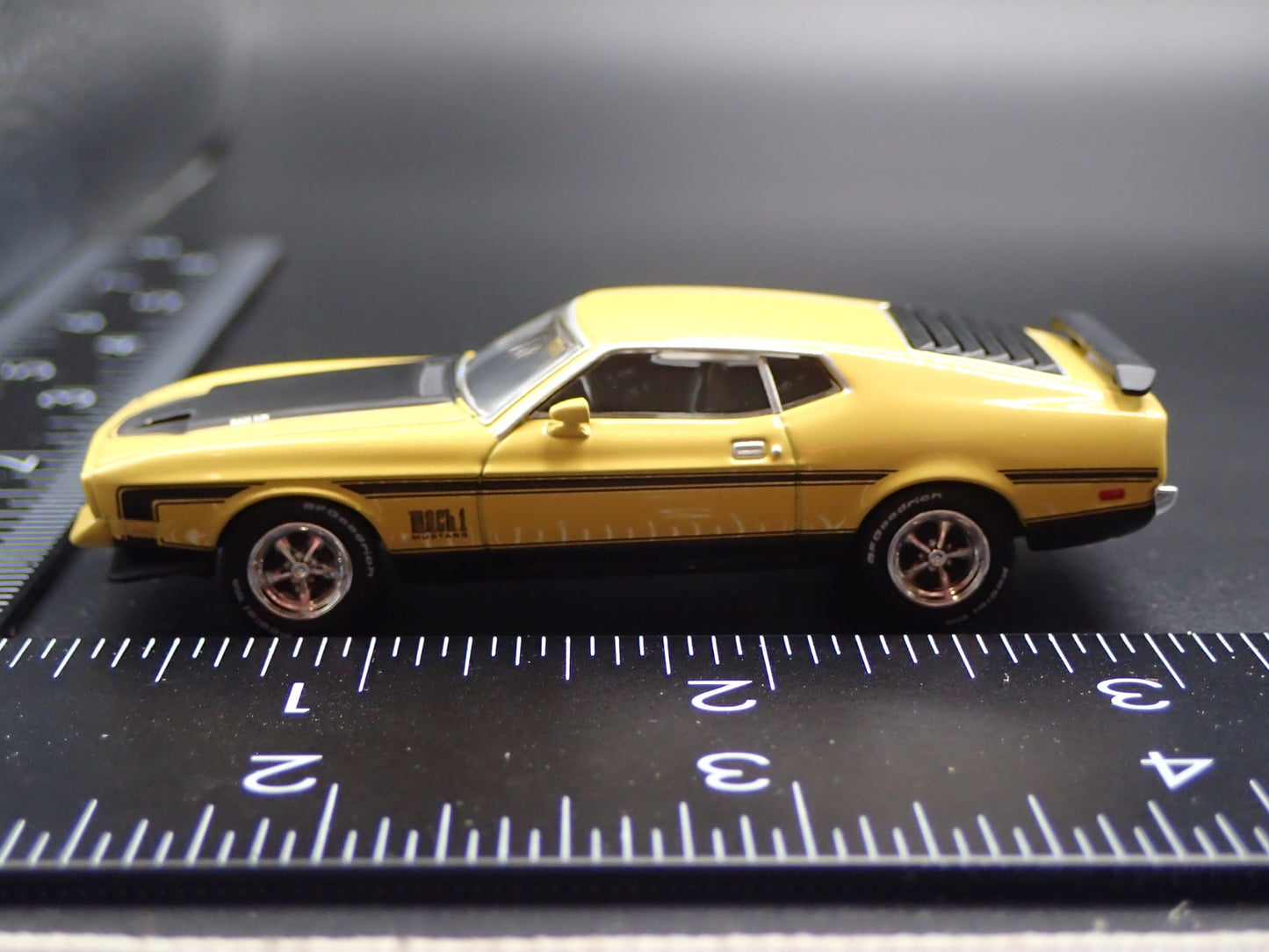 1971 71 FORD MUSTANG MACH 1 FASTBACK YELLOW 1:64 SCALE DIORAMA DIECAST MODEL CAR