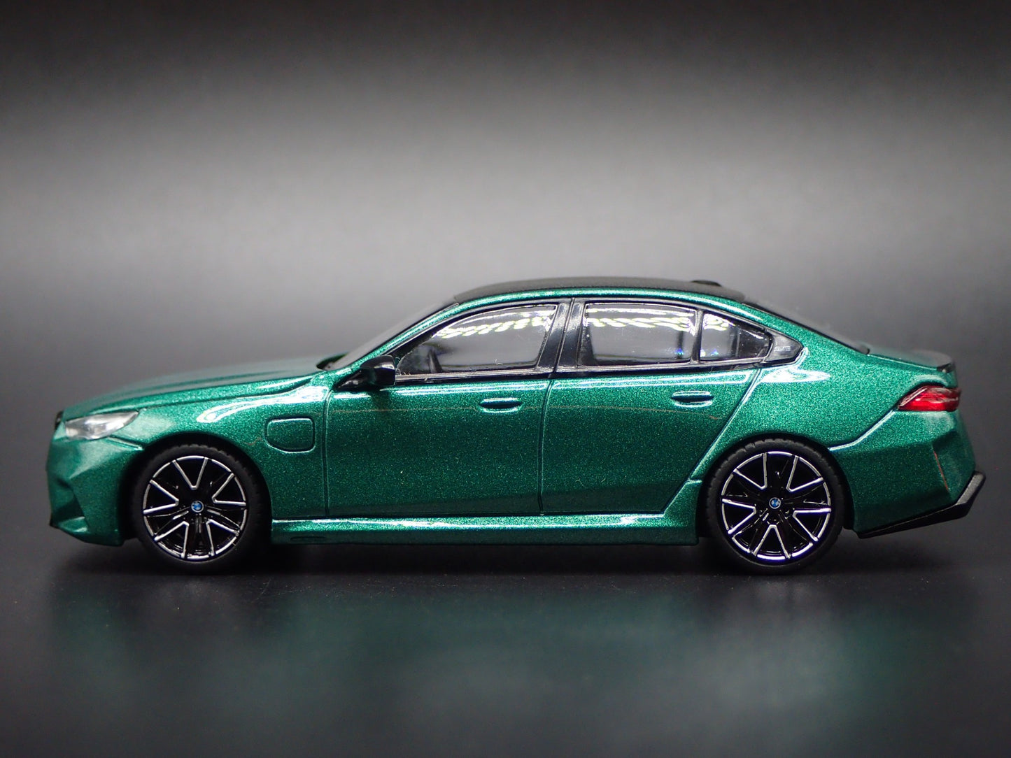 2025-2026 BMW M5 4 FOUR DOOR GREEN 1/64 SCALE DIORAMA DIECAST MODEL CAR