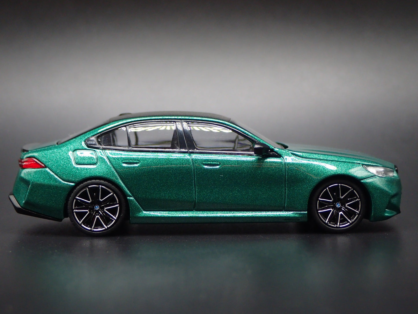 2025-2026 BMW M5 4 FOUR DOOR GREEN 1/64 SCALE DIORAMA DIECAST MODEL CAR