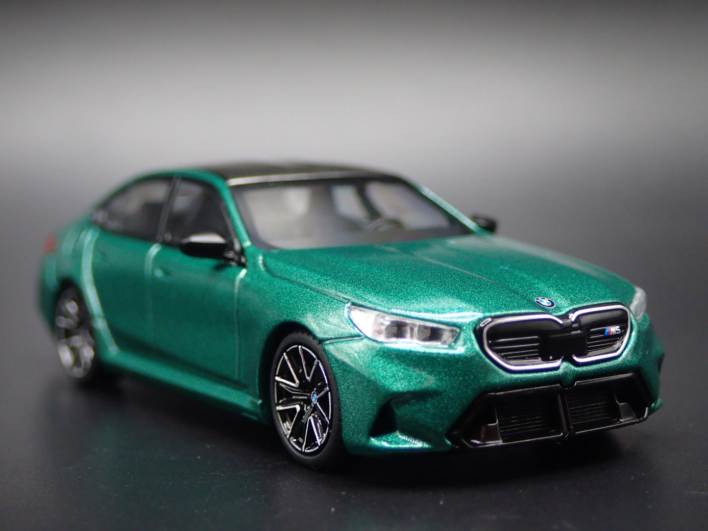 2025-2026 BMW M5 4 FOUR DOOR GREEN 1/64 SCALE DIORAMA DIECAST MODEL CAR